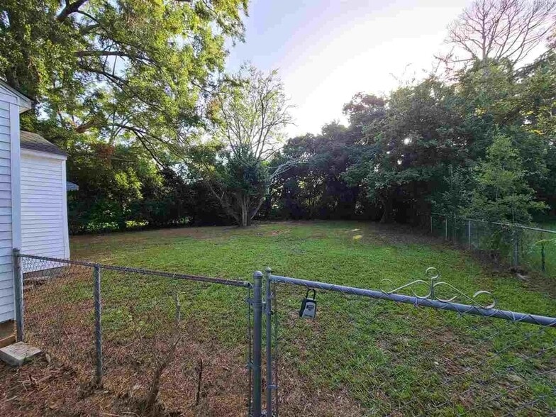 Building Photo - 406 Chamlee Dr