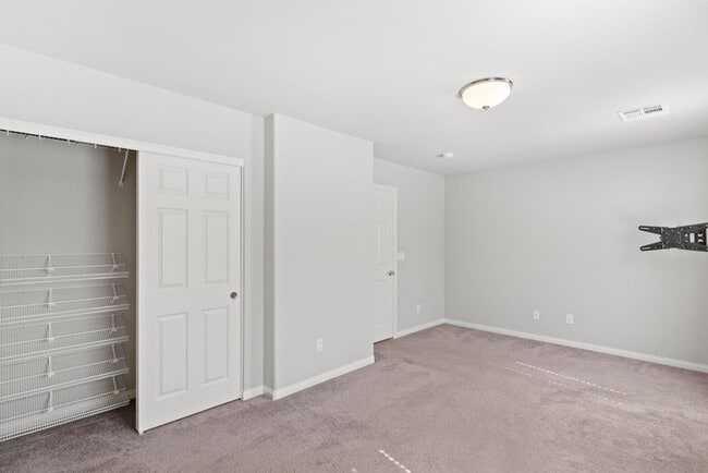 Building Photo - Beautiful 4 Bed 2.5 Bath Home Jones and Wa...