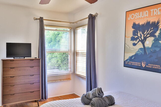 Building Photo - 3270 Cedar St