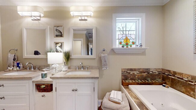 Building Photo - Gorgeous and updated home in Heart of Auburn