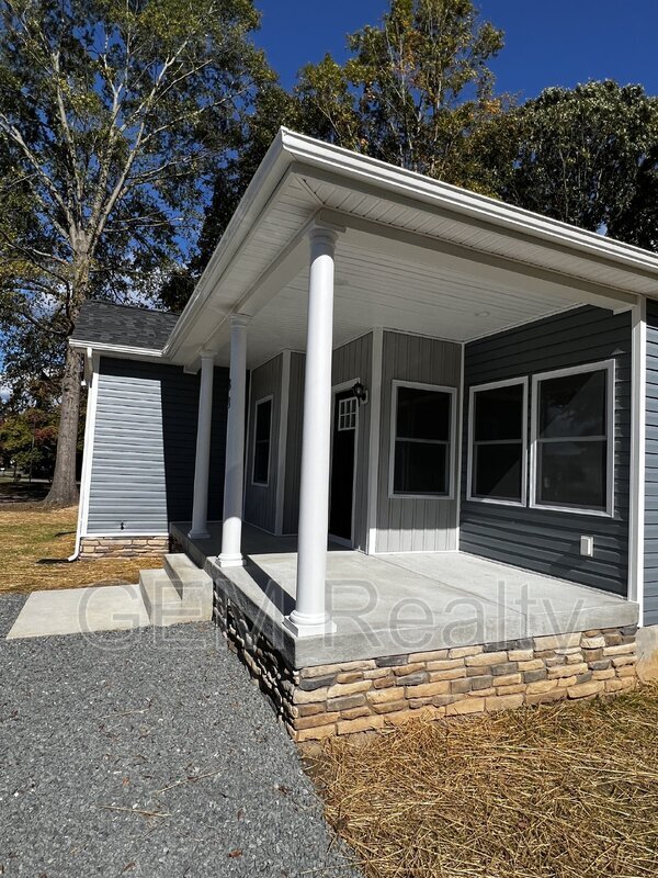 Building Photo - 38 Meadow View Ln