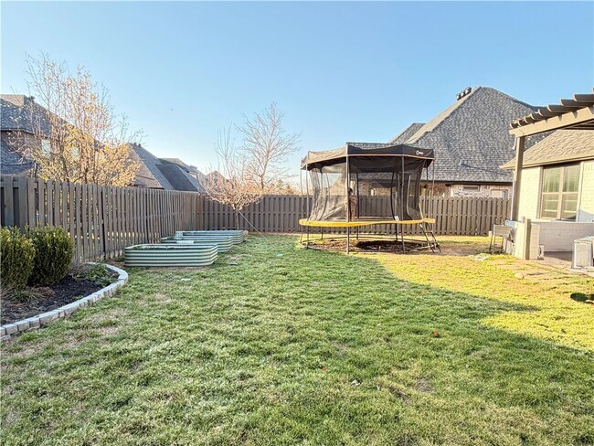 Building Photo - 609 SE Hendrix St