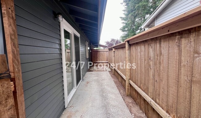 Building Photo - Newly Updated 1BD I 1BA - SANDY OR!