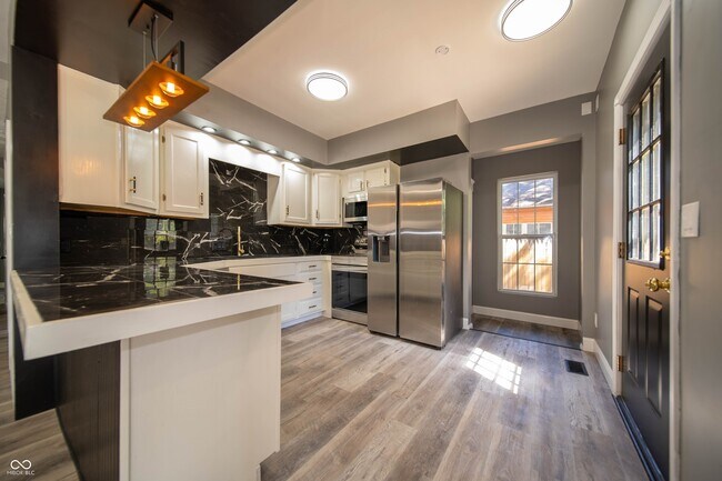 Building Photo - 817 W 5th St