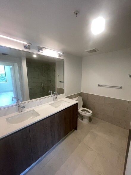 Building Photo - 2377 NE 183rd Ter