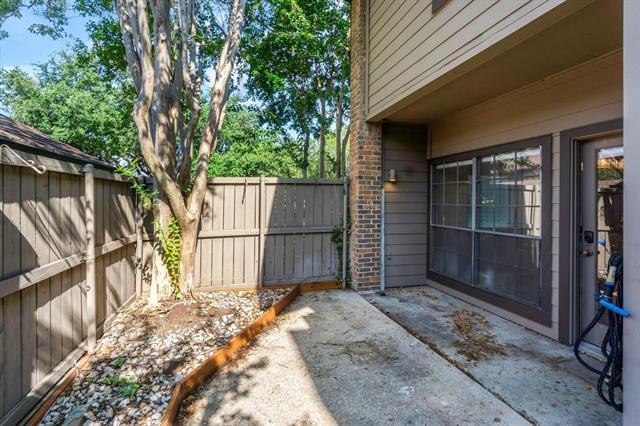 Building Photo - 9910 Royal Ln