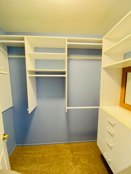 Building Photo - 5539 Avenida Entrada