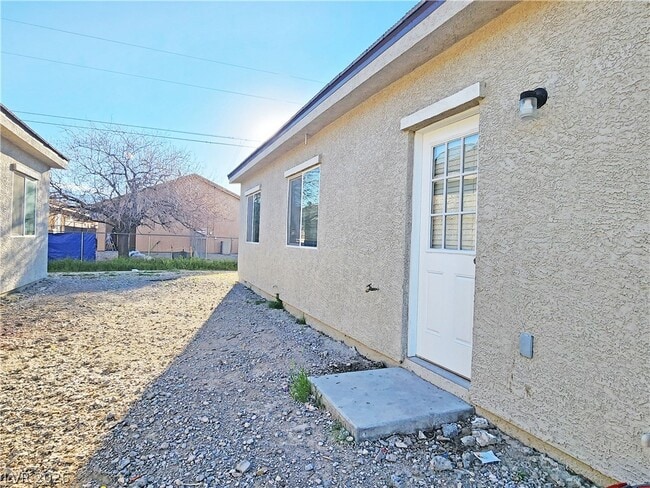 Building Photo - 1121 Sixshooter Ave