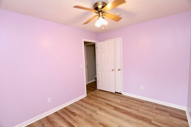 Building Photo - 806 Club Ln