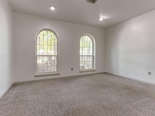 Building Photo - 616 Whispering Oak Rd