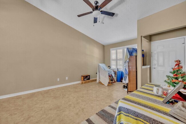 Building Photo - Oviedo Condo One-bedroom Available UTILITIES included.