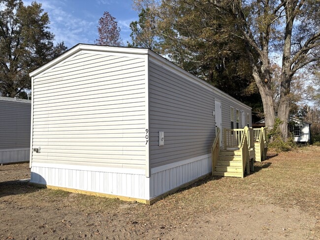 Primary Photo - 907 McFadden St