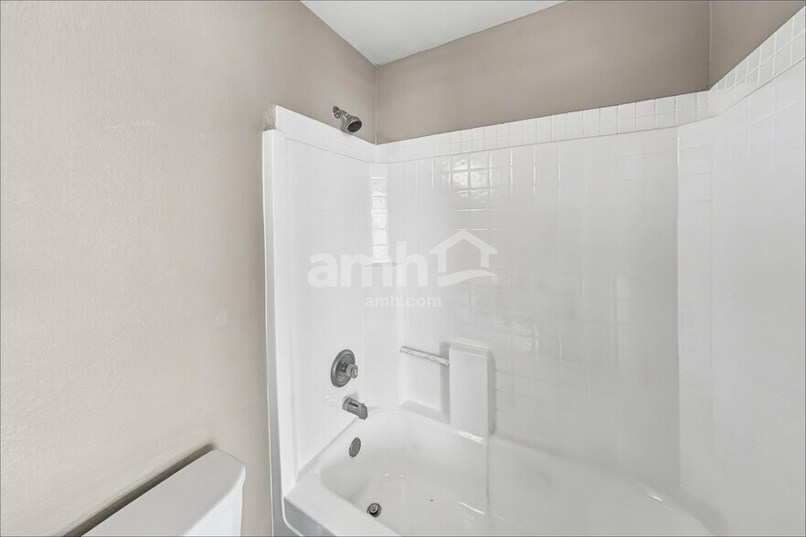 Building Photo - 16425 N 113th Dr