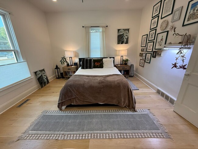 Building Photo - Fully Furnished Executive Home - Just Step...