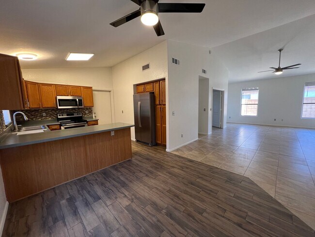 Building Photo - EXCELLENT Location!! This house is a three bedroom & two full baths