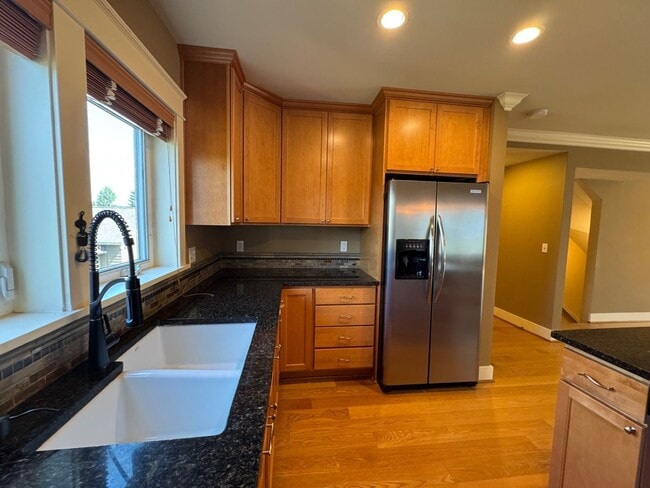 Building Photo - Cozy 3 bed 2.5 bath townhome on North Quee...
