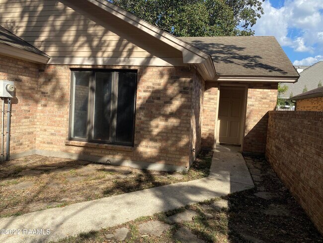 Building Photo - 32 Audubon Oaks Blvd