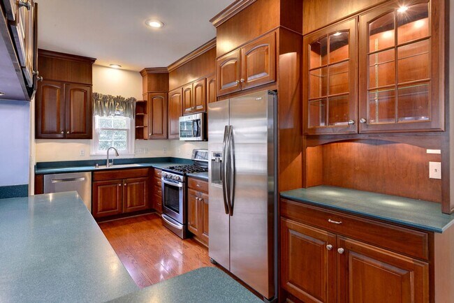 Building Photo - Low Maintenance Living in Williamsburg