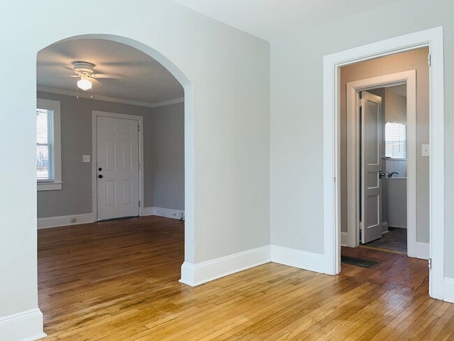 Building Photo - Adorable cottage style home with large fenced in backyard near Downtown Lagrange! Must see!