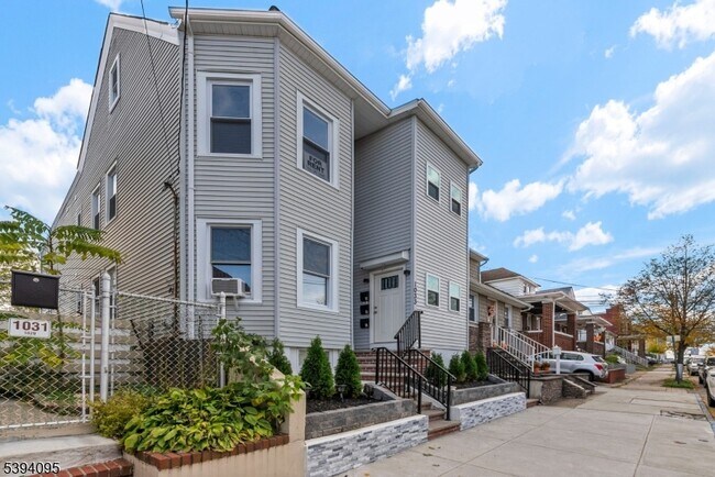 Building Photo - 1033 E 23rd St