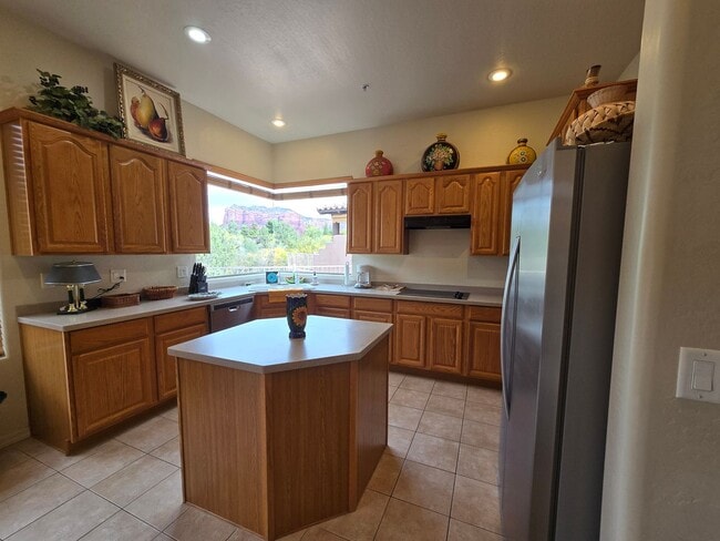 Building Photo - 170 Colinas
