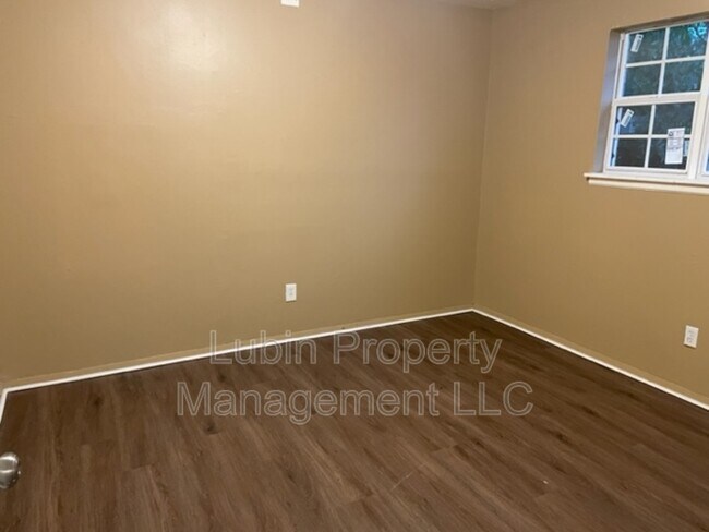 Building Photo - 1469 N Hollywood St