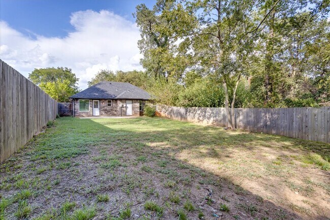 Building Photo - 230 E Johnson St