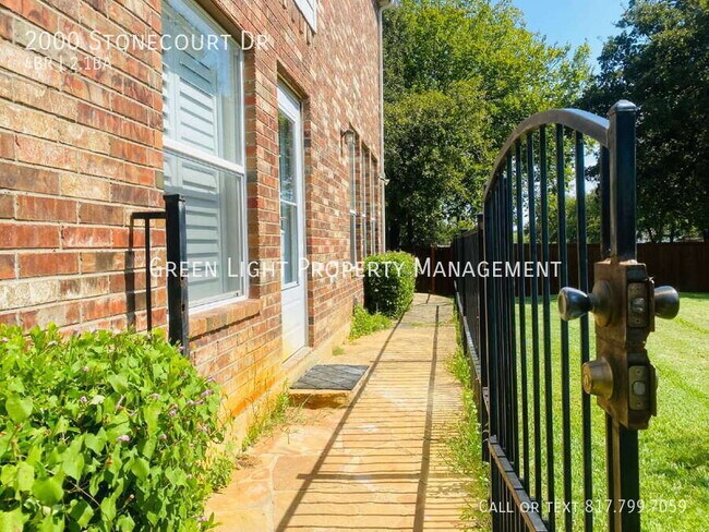Building Photo - 2000 Stonecourt Dr