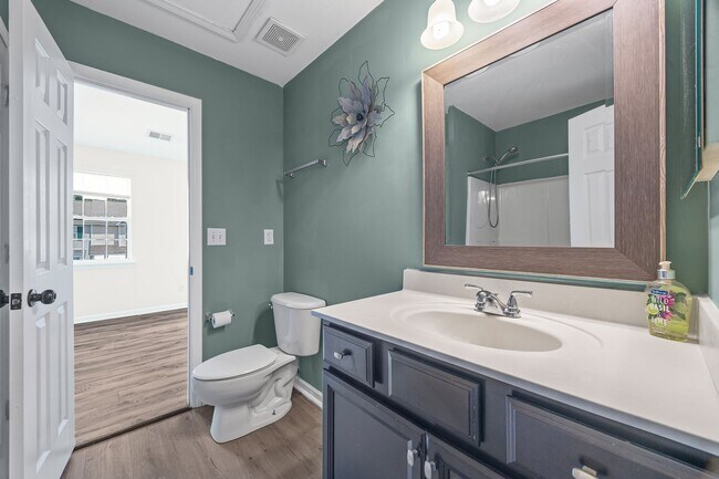 Building Photo - Great 2 bdrm Townhome in Steele Creek area...