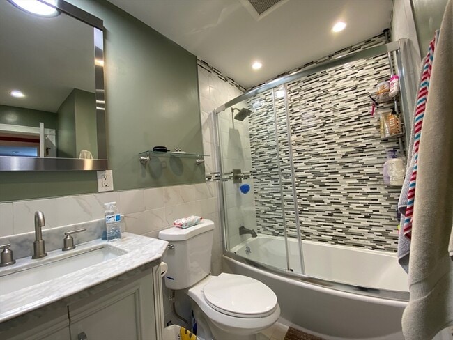 Building Photo - 4 Shadowbrook Ln