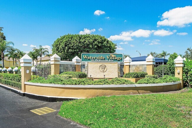Building Photo - 170 Waterside Dr