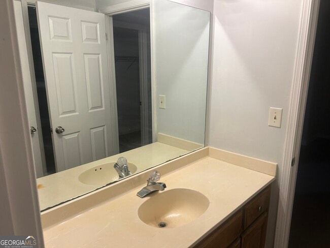 Building Photo - 5035 Highland Hills Pkwy