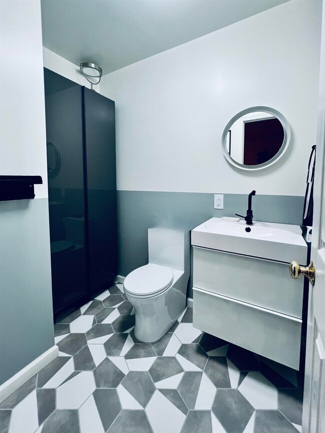 Building Photo - 724 6th St