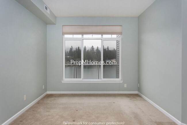 Building Photo - Top Floor Two Bedroom Lakefront Condo in D...