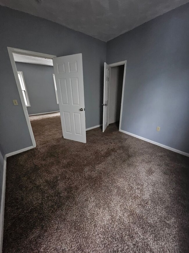 Building Photo - Lower 3 bedroom unit East Side