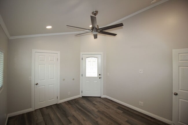 Building Photo - Modern stand alone 2 bedroom home, back gate close - No Pets!