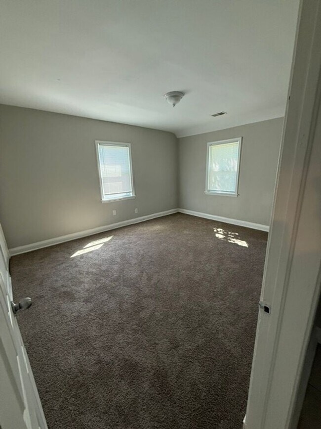 Building Photo - Spacious Home for Rent! W/D! Partially Finished Basement! Available Now!