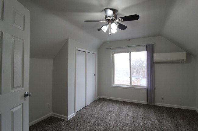 Building Photo - June FREE On This One Bedroom Apartment Near KU Med