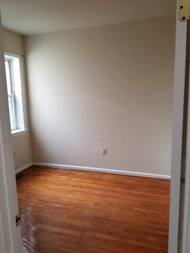 Building Photo - Sophisticated NW DC Home Featuring 3 Bedrooms, Fireplace & Outdoor Oasis