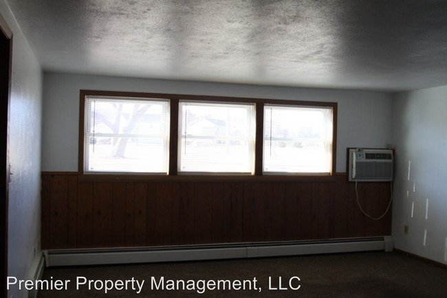 Building Photo - 725 College Ave S