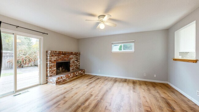 Building Photo - 3 Bedroom 2 Full Bath with Private Yard and 1 Car Garage !