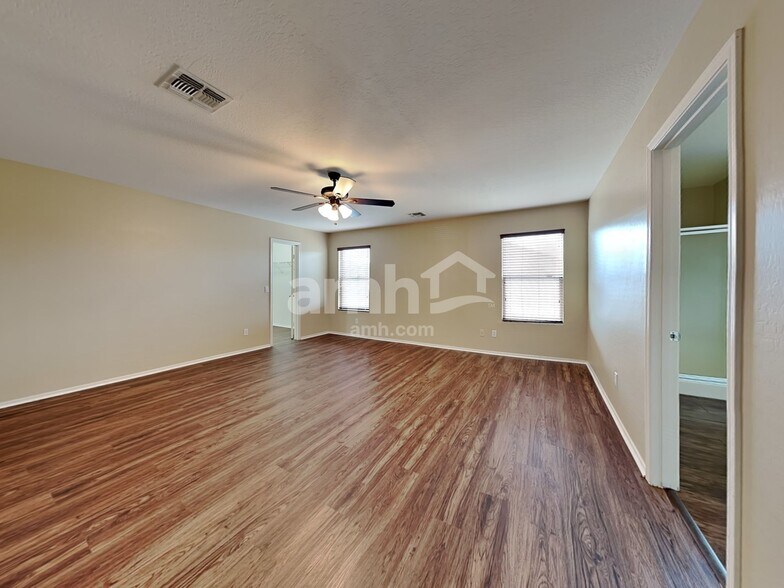 Building Photo - 3219 W Saint Anne Ave