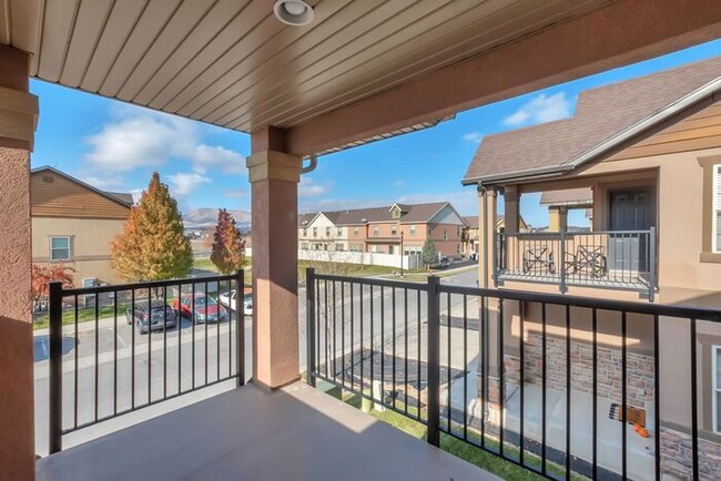 Building Photo - AWESOME ROW END TOWNHOUSE IN SARATOGA SPRINGS