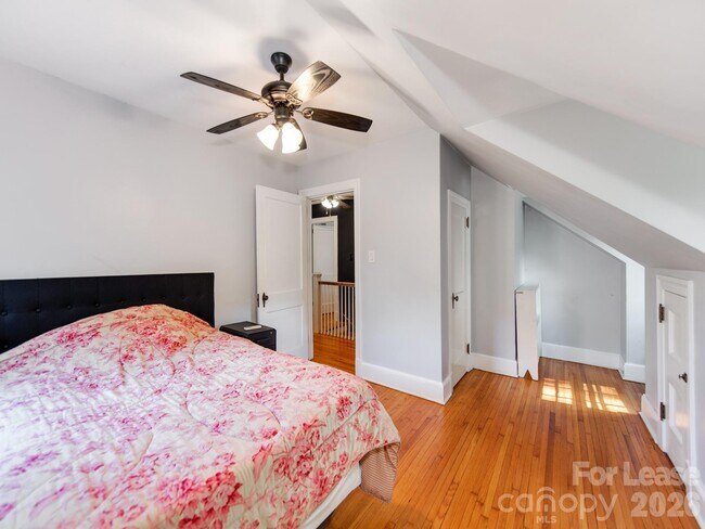 Building Photo - 1209 Oakwood Ave