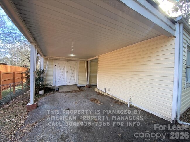 Building Photo - 733 Ideal Dr SE