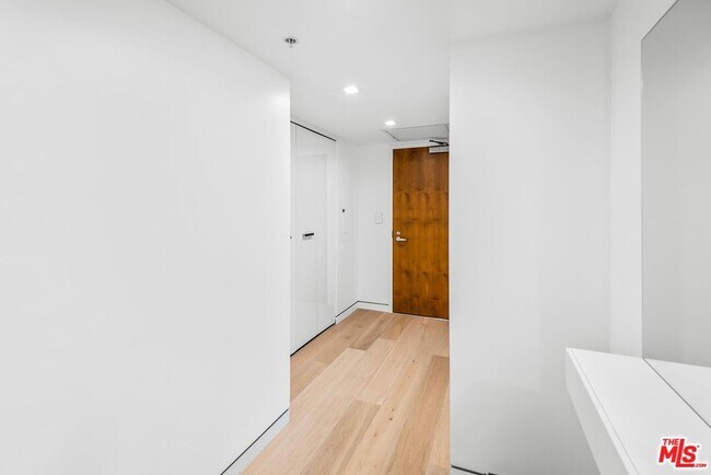 Building Photo - 13700 Marina Pointe Dr