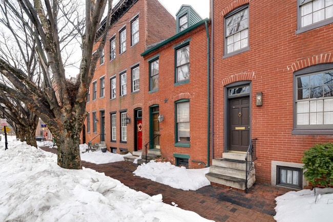 Building Photo - 3 Bedroom with Fenced in rear yard