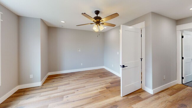 Building Photo - 1207 Hedge Ave