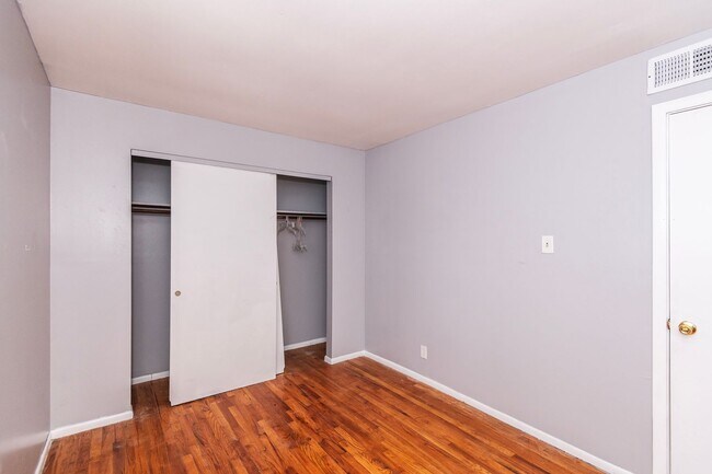 Building Photo - Spacious 4 Bed 2 Bath