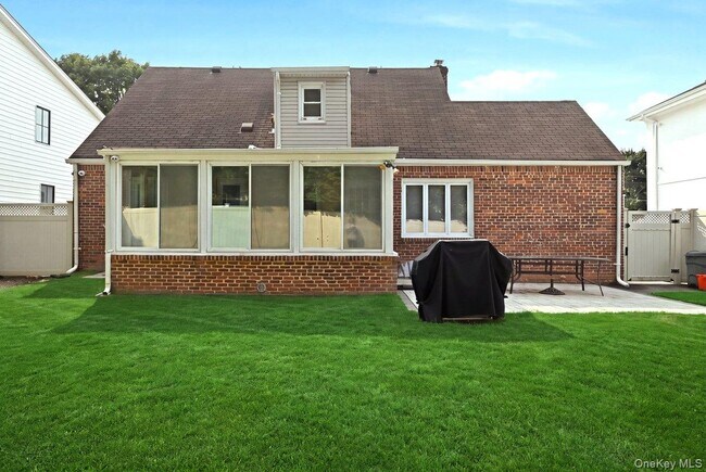 Building Photo - 442 Langley Ave
